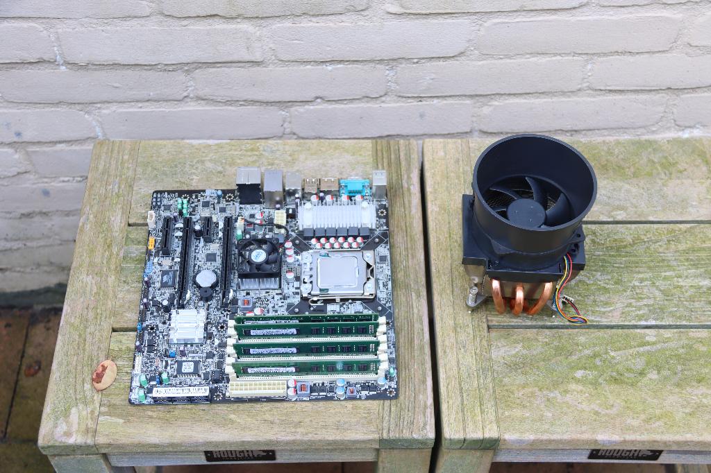 FOXCONN TBGM01A1-1.0-8EKS3H REV:1.0 -DDR3, Ophalen of Verzenden, Zo goed als nieuw, DDR3