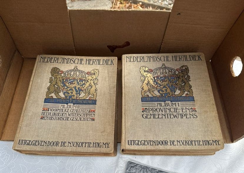 Nederlandsche Heraldiek Albums - N.V. Koffie Hag My., Boeken, Ophalen of Verzenden, 20e eeuw of later, Gelezen