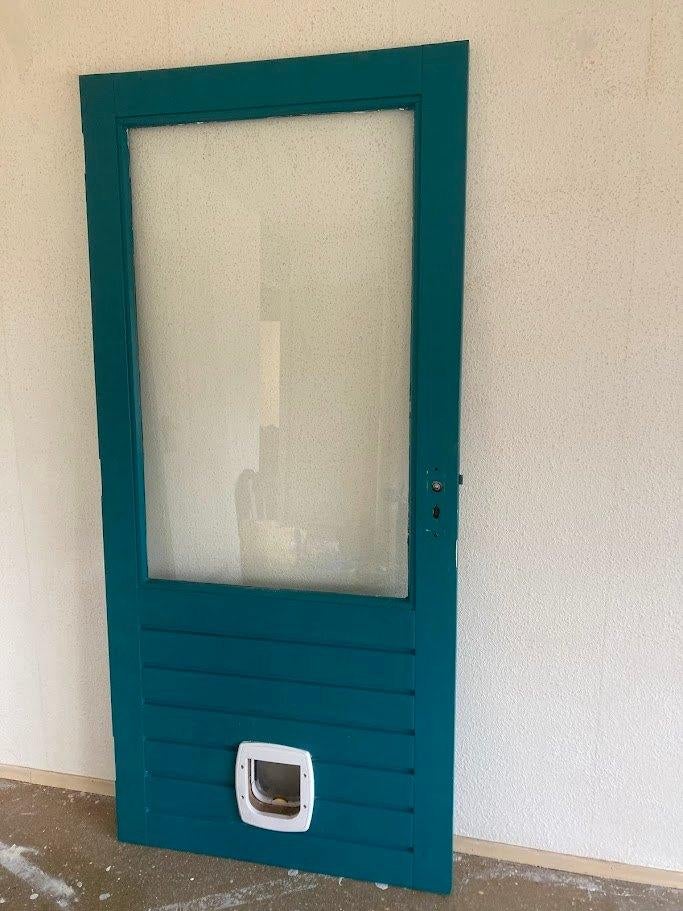 Goede, turquoise buitendeur met raam en kattenluik, Doe-het-zelf en Verbouw, Deuren en Horren, Ophalen, Gebruikt, Buitendeur, 200 tot 215 cm