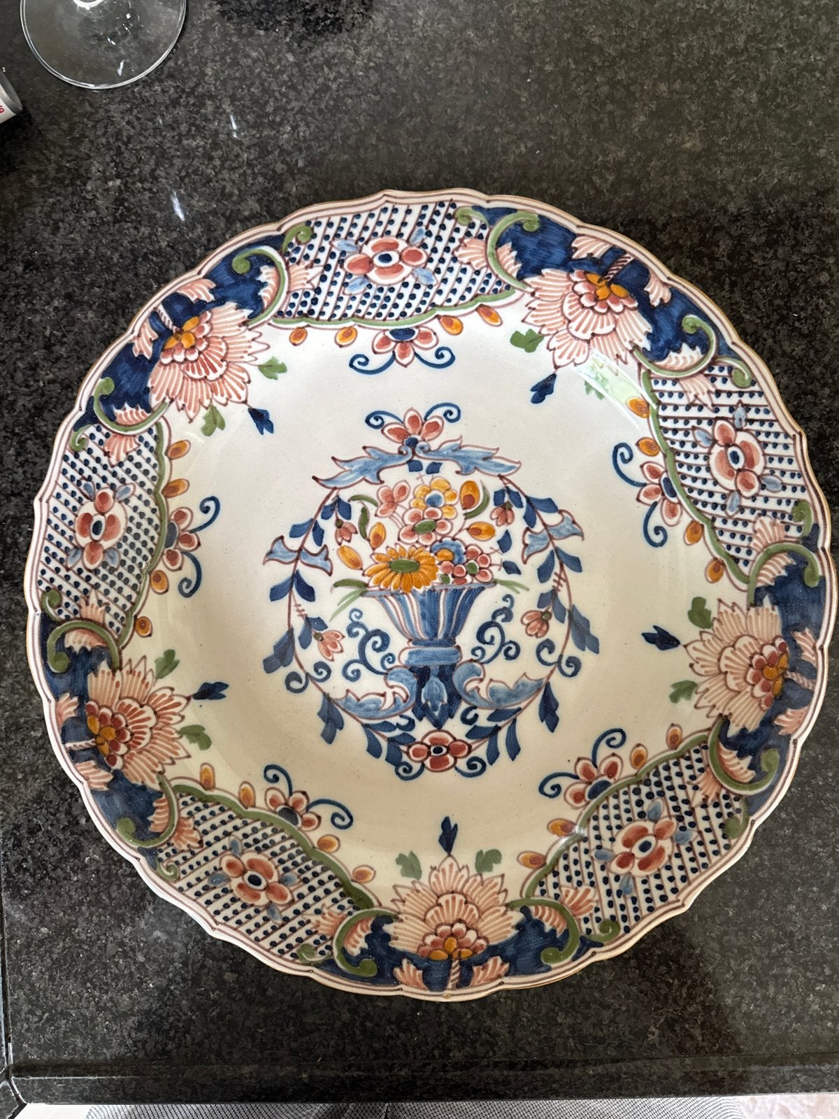 Antiek makkum  Schotel met Bloemmotief, Antiek en Kunst, Ophalen of Verzenden