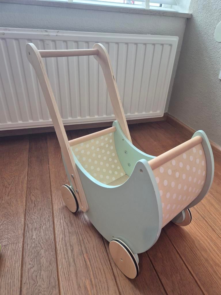 Houten poppenwagen - Mintgroen met stippen, Kinderen en Baby's, Speelgoed | Houten speelgoed, Zo goed als nieuw, Duw- of Trekspeelgoed