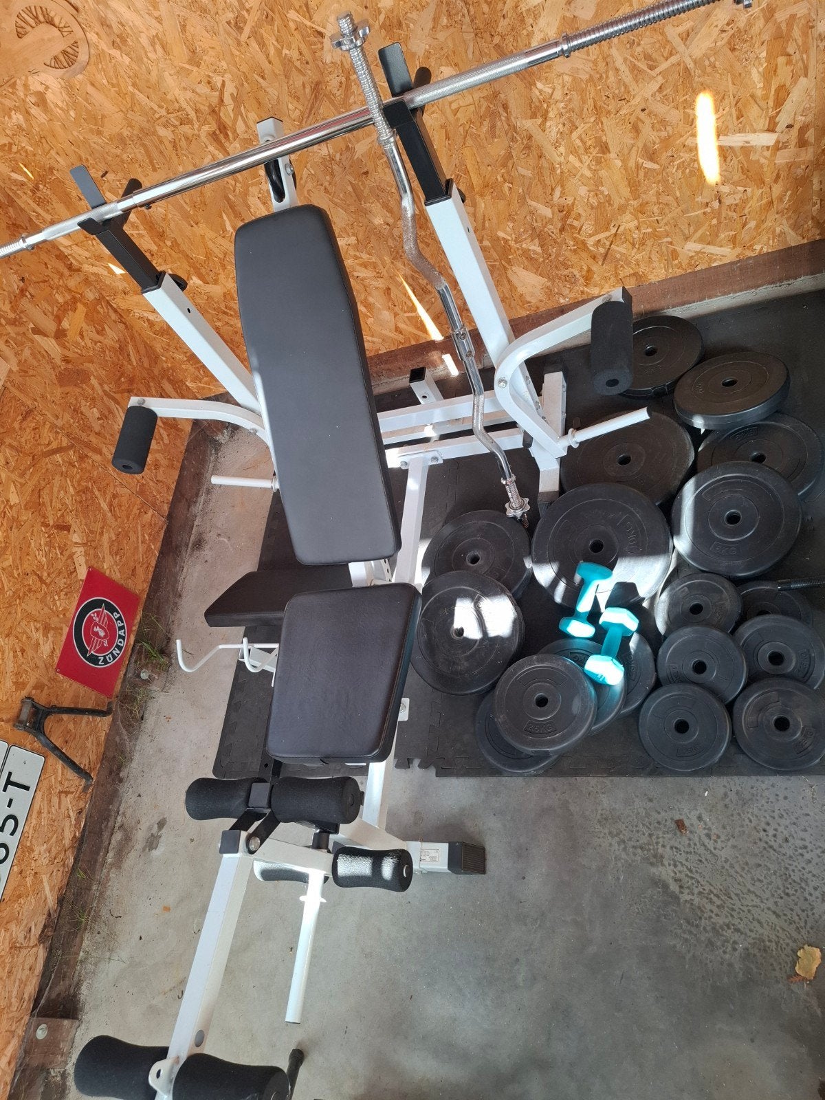 Halterbank met 2 stangen en veel  gewichten, Ophalen, Zo goed als nieuw, Benen, Fitnessbank