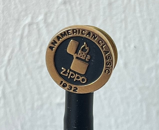 Zippo 'An American Classic 1932' Pin, Ophalen of Verzenden, Zo goed als nieuw, Speldje of Pin, Nvt