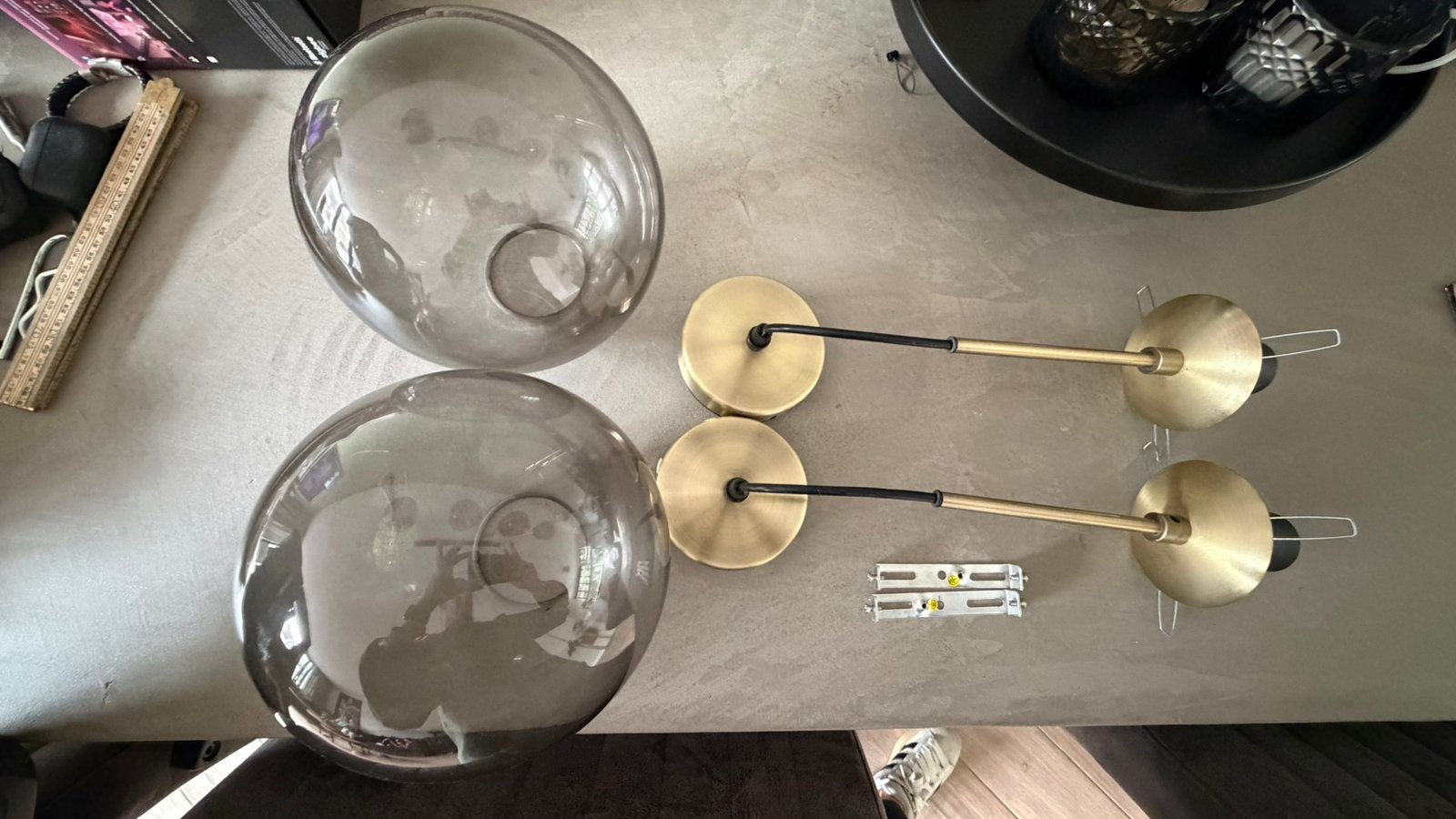 Twee hanglampen met gerookt glas., Huis en Inrichting, Lampen | Losse lampen, Ophalen, Gebruikt, E27 (groot), Led-lamp