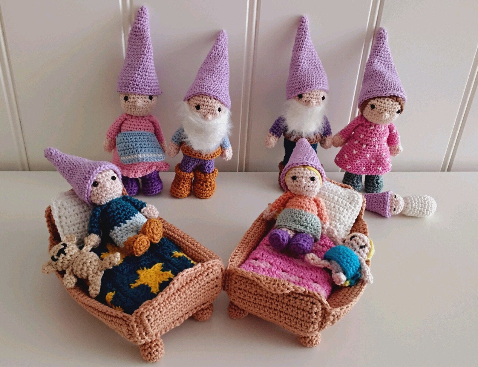 Kabouterfamilie gehaakt ( voor in een poppenhuis)., Ophalen of Verzenden, Nieuw, Poppenhuispop