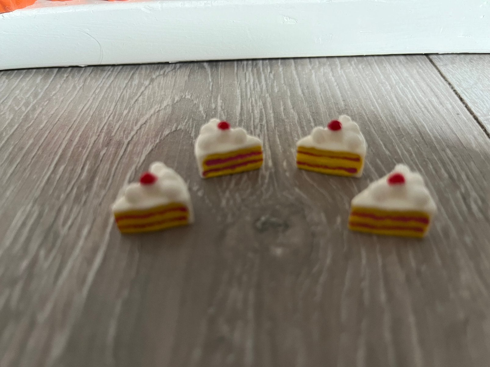 4 witte taartpuntjes incl verzenden, Ophalen, Nieuw, Poppenhuis