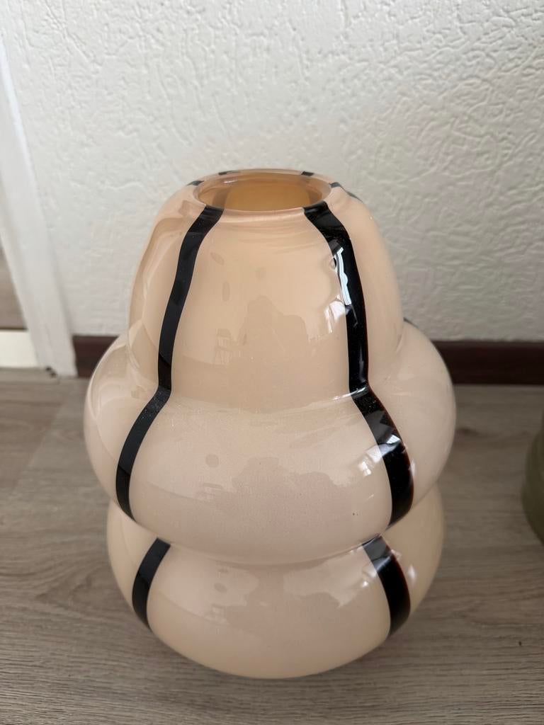 Stijlvolle beige vaas met zwarte strepen, Ophalen of Verzenden, Zo goed als nieuw