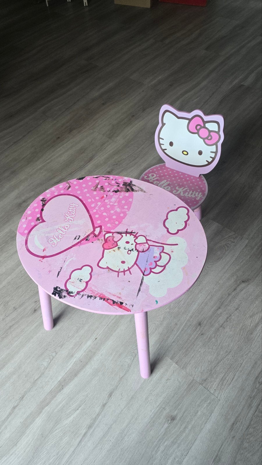 Hello Kitty stoel en tafel (gratis af te halen), Kinderen en Baby's, Ophalen, Gebruikt, Tafel(s) en Stoel(en)