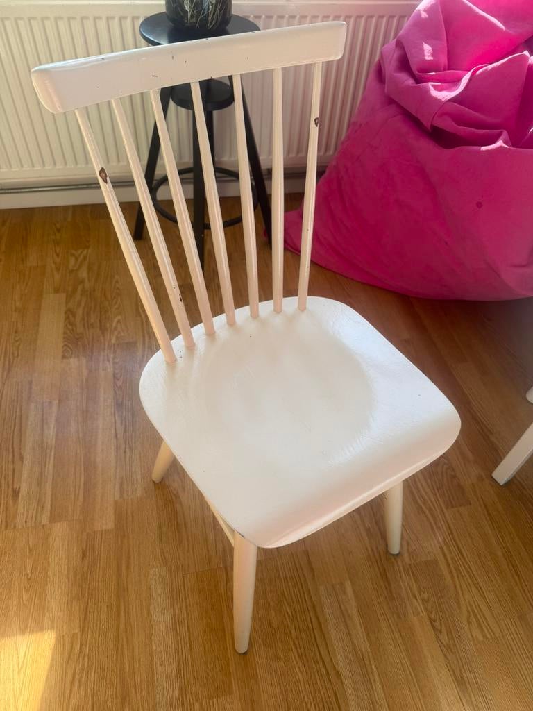 Wooden white chair, Ophalen, Zo goed als nieuw, Wit, Twee