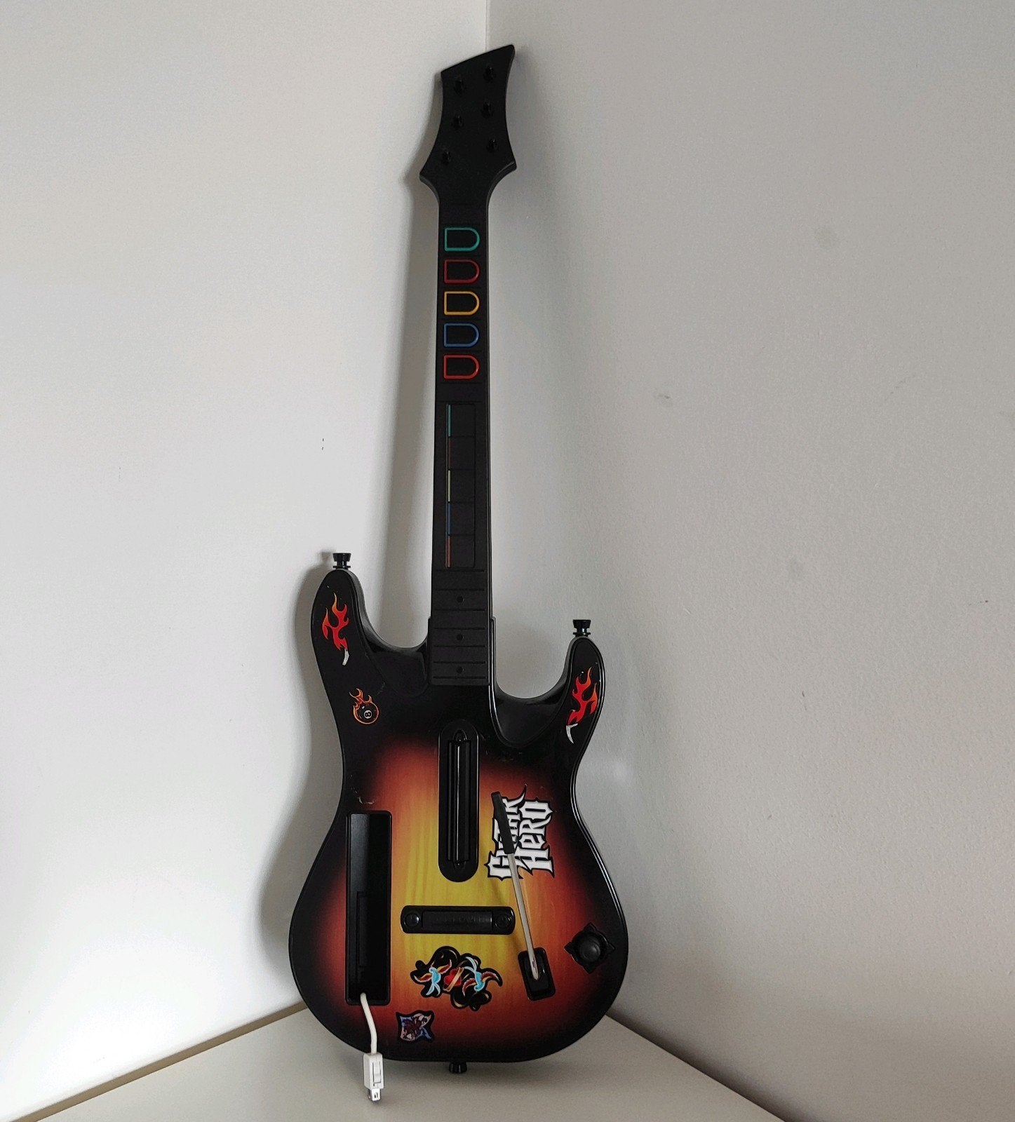 Wii Guitar Hero gitaar - Compleet met stickers, Spelcomputers en Games, Ophalen of Verzenden, Gebruikt, Zonder controller