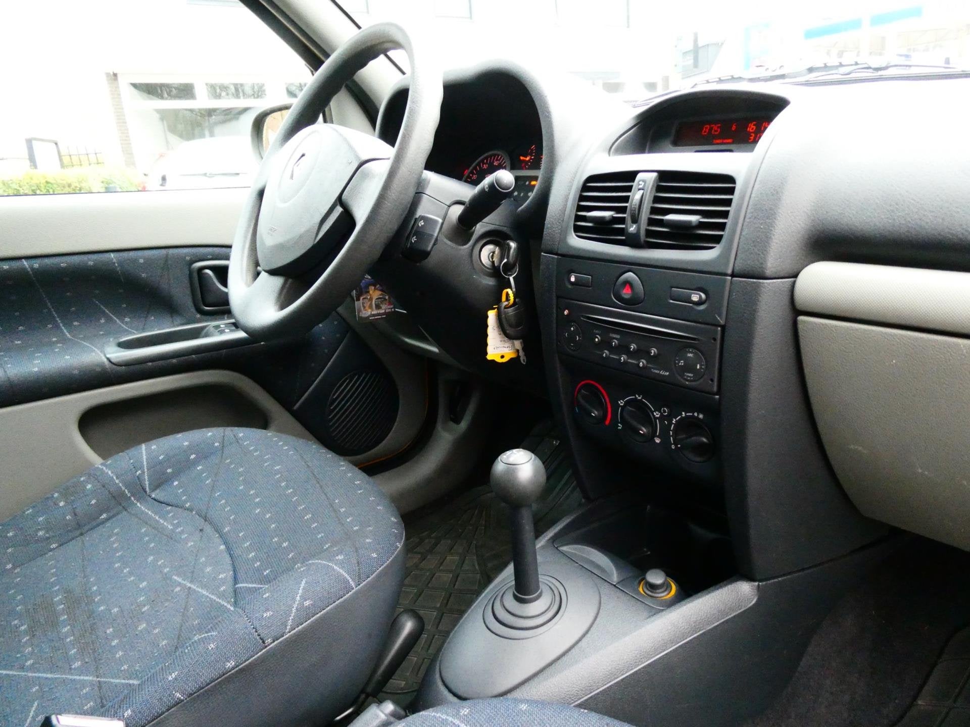 Renault Clio 1.2-16V Automaat Zuinig 4-Cilinder Nette auto, Stof, Gebruikt, 31 €/maand, 4 cilinders