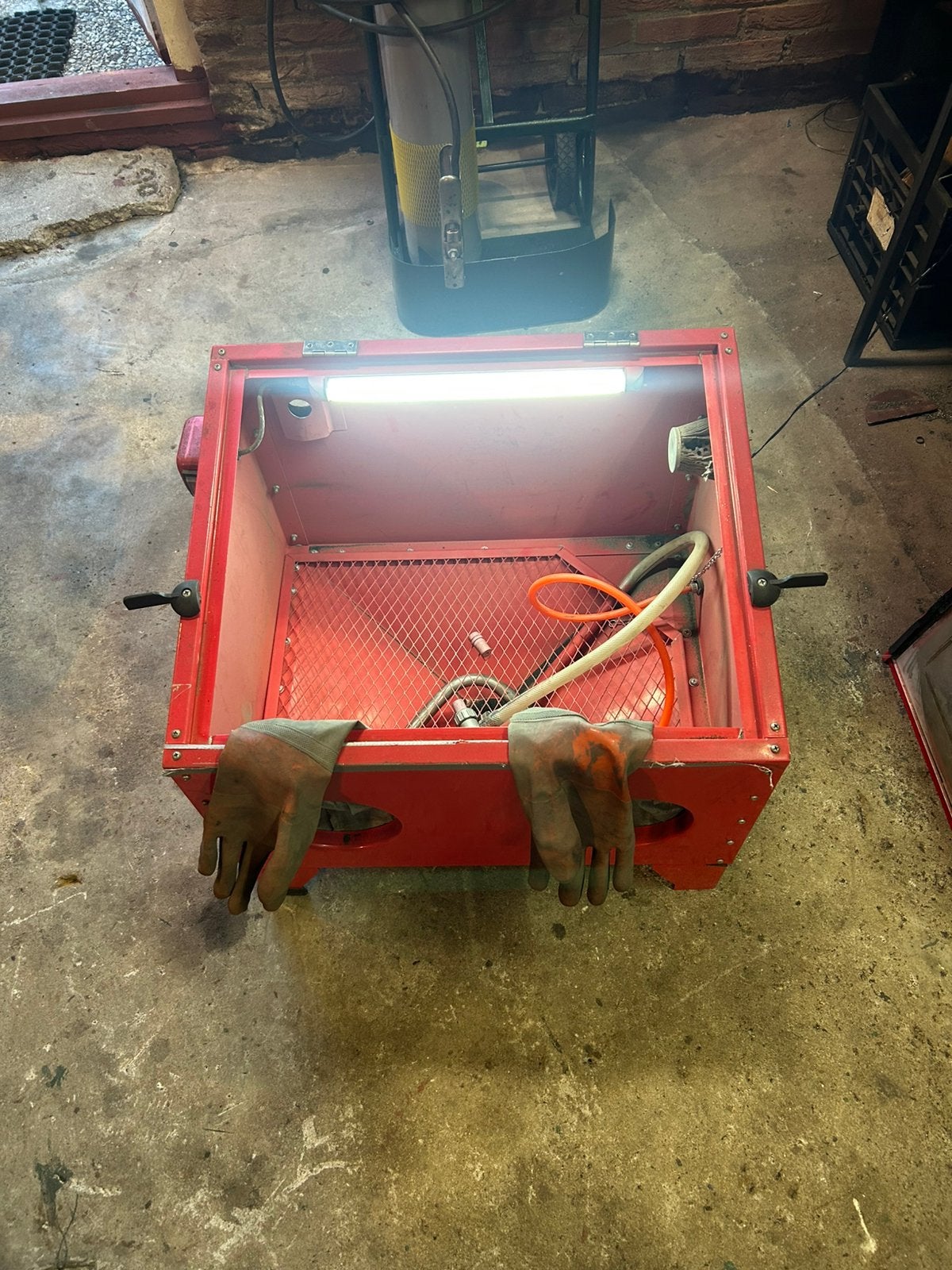 Zandstraalcabine, Ophalen, Gebruikt, 200 tot 400 liter/min, 6 tot 10 bar