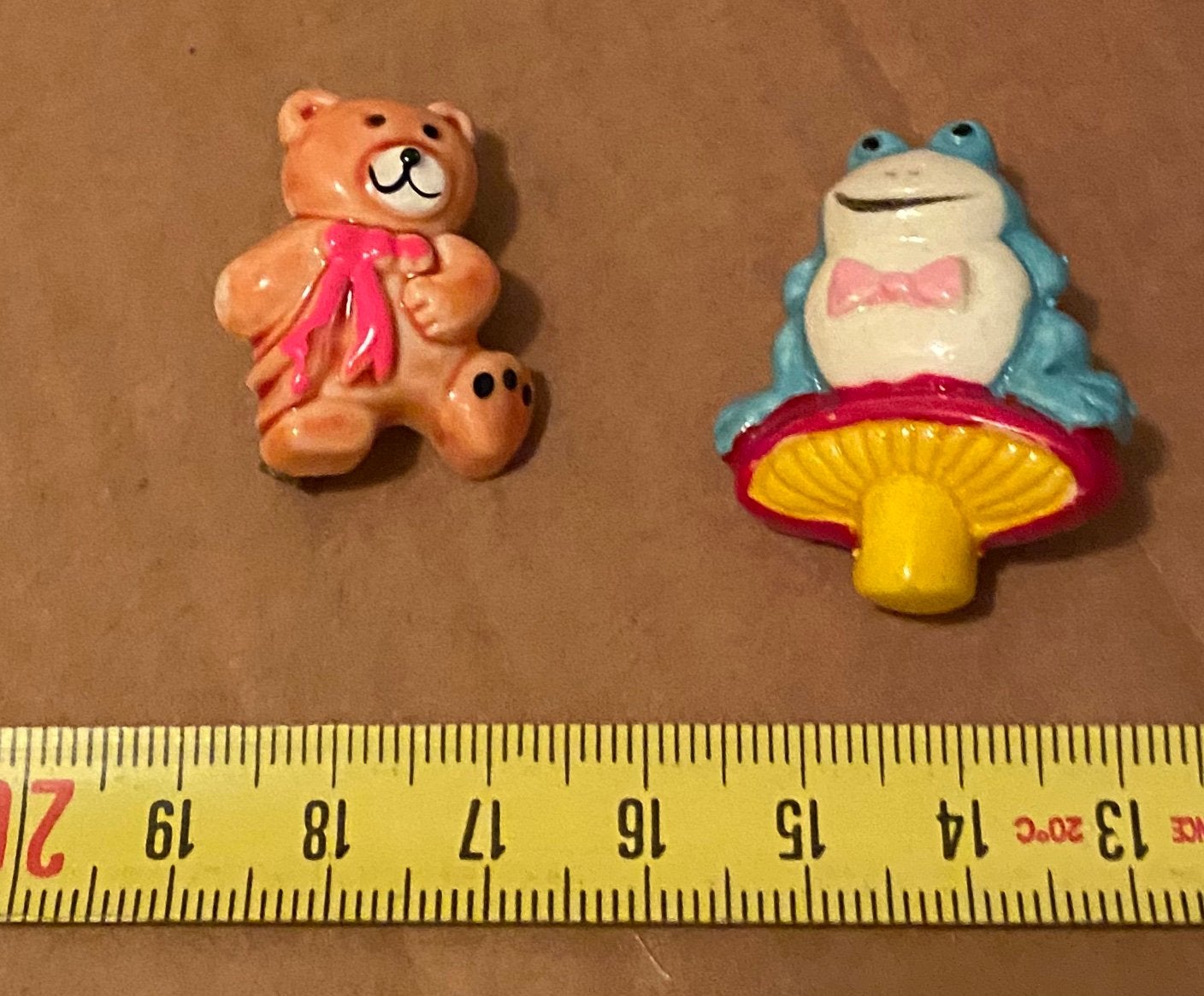 Vintage kinderbroches beer en kikker jaren 80, Verzamelen, Speldjes, Pins en Buttons, Verzenden, Zo goed als nieuw