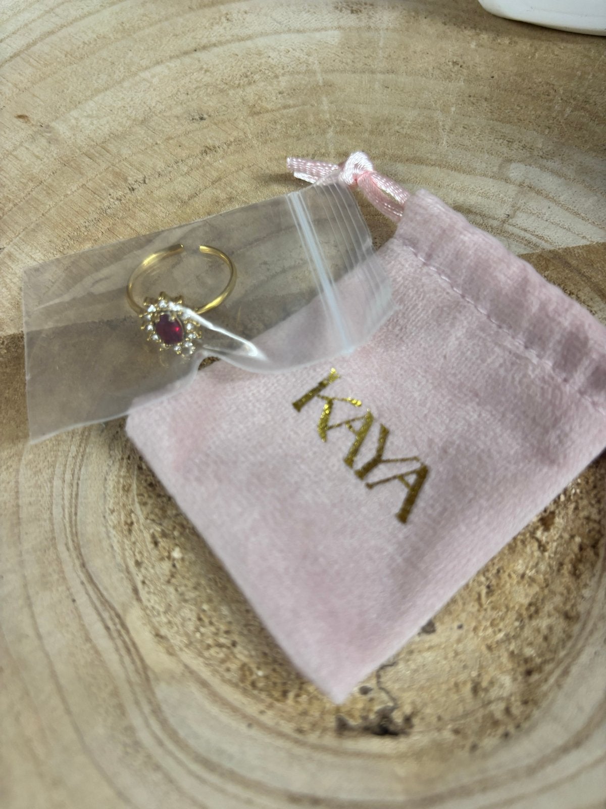Kaya Gouden ring met burgundy steen nieuw, 18 tot 19, Nieuw, Ophalen of Verzenden, Met edelsteen