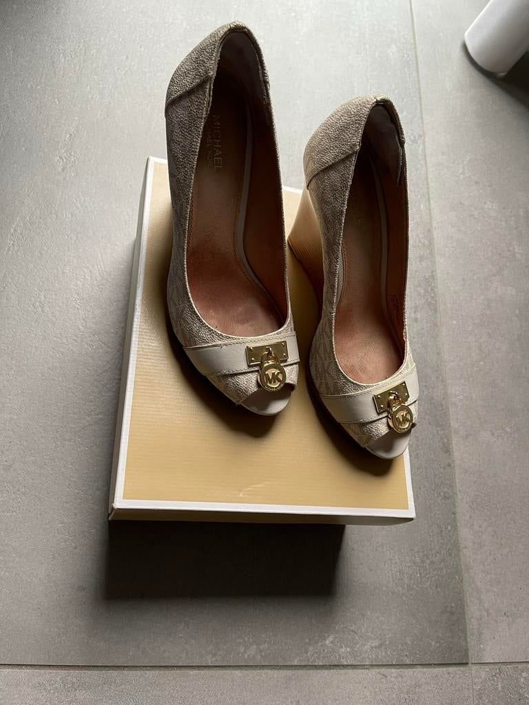 Michael Kors Hamilton Wedges - Vanilla/Goud - In Doos, Kleding | Dames, Schoenen, Gedragen, Schoenen met hoge hakken, Wit, Ophalen of Verzenden