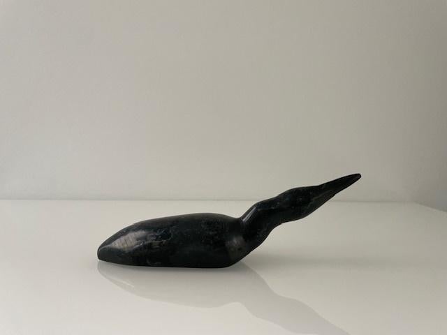 Inuït beeld van ijsduiker in serpentijnsteen, Antiek en Kunst, Kunst | Beelden en Houtsnijwerken, Minder dan 20 cm, Handgemaakt