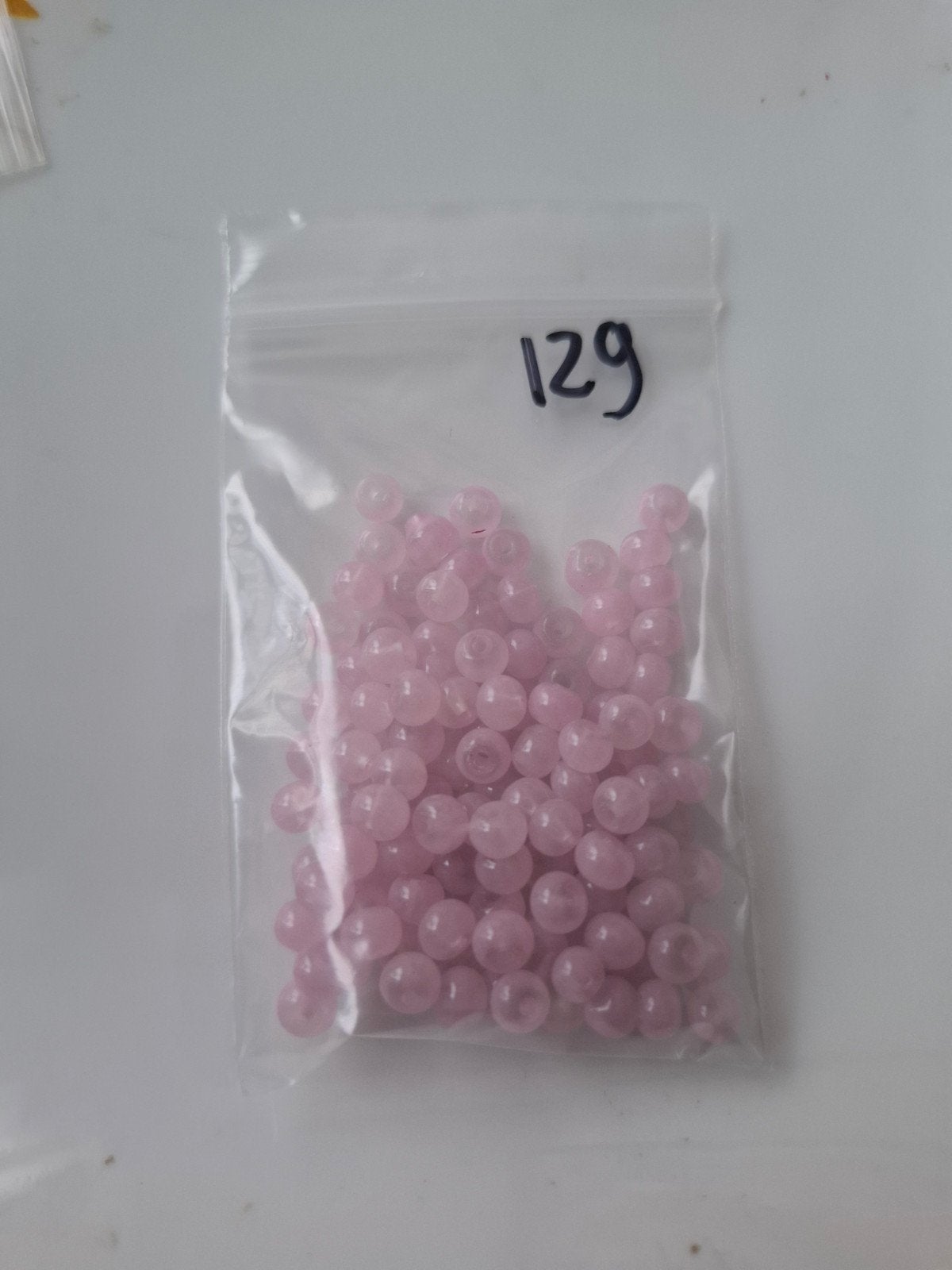 129 stuks 4 mm glaskralen lichtroze roze kralen partij, Kraal, -, -, Nieuw