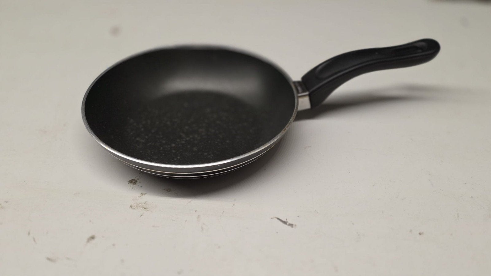 Kleine koekenpan 21 cm met anti-aanbaklaag, Koekenpan, Gebruikt, Antiaanbaklaag, Aluminium
