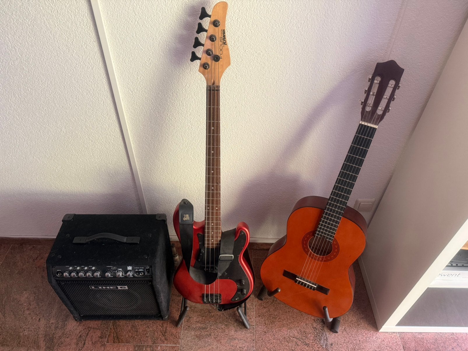 Elektrische Basgitaar met versterker en Akoestische Gitaar, Ophalen, Zo goed als nieuw