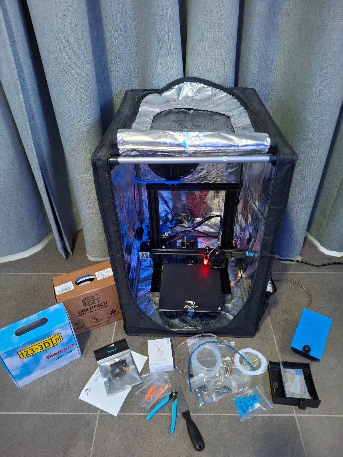 Ender 3 V2 3D-printer met behuizing en bl tutch, Computers en Software, 3D Printers, Ophalen, Zo goed als nieuw, Filament, Creality