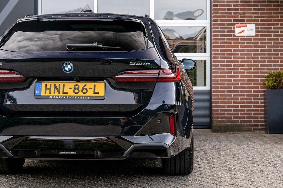 BMW 5 Serie 530 BMW 530e xDrive Touring M Sport Pro | Panora, Auto's, Automaat, Gebruikt, 4 cilinders, 2000 kg