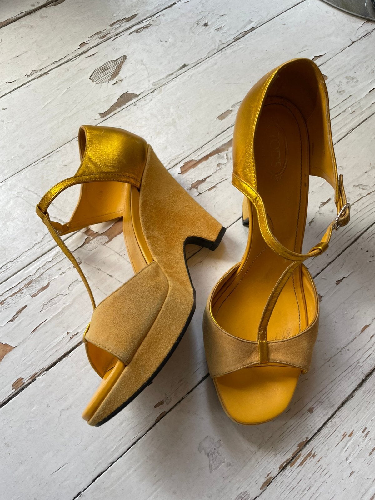 Tods pumps sleehak goud geel special edition 40,5, Ophalen of Verzenden, Zo goed als nieuw, Geel