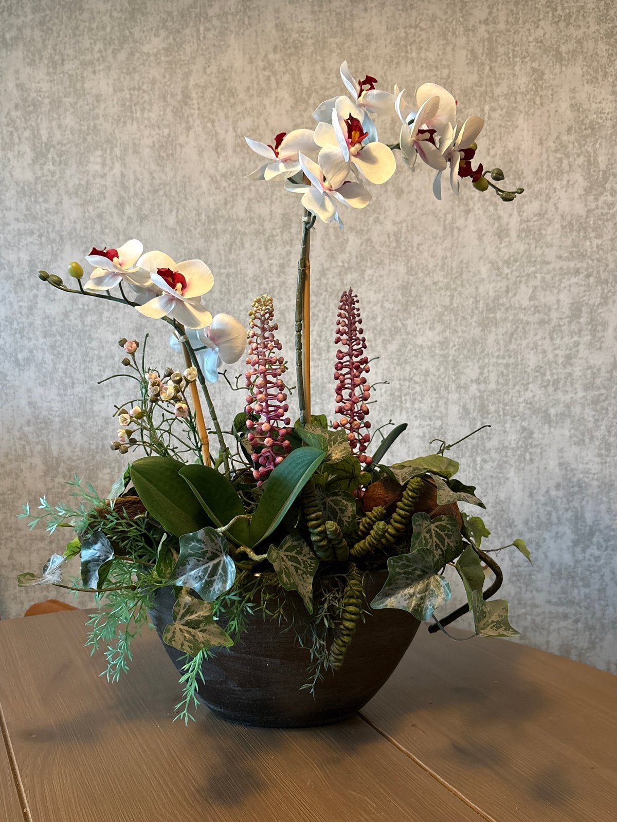 Prachtig zijde bloemstuk met orchideeën en diverse planten, Binnen, Ophalen of Verzenden, Zo goed als nieuw, Kunststof