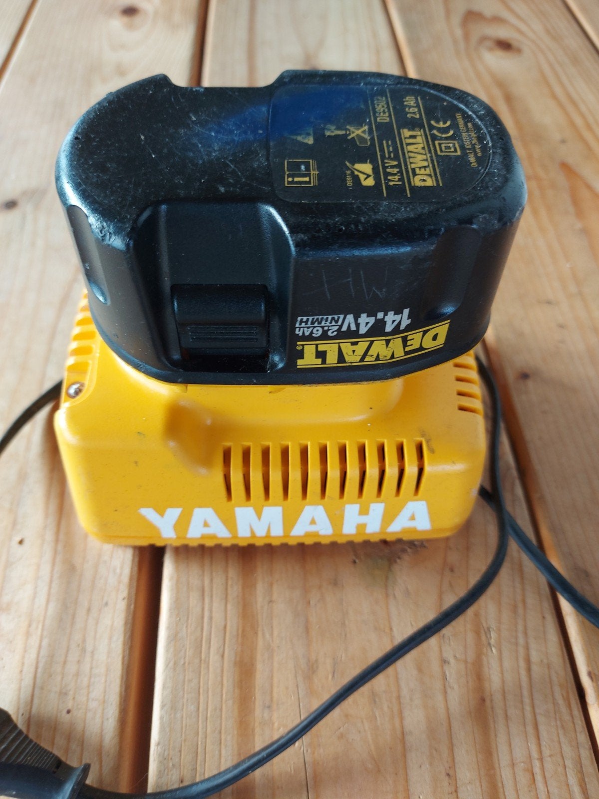 Foto 2 van Dewalt 14.4V Accu 2.6Ah met Yamaha Lader