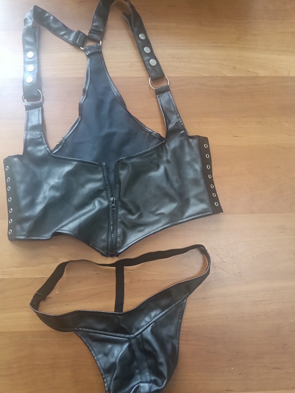 Zwart Faux Lederen Harnas en String Set mt. M, Kleding | Heren, Ophalen of Verzenden, Zwart, Onbekend, Overige typen
