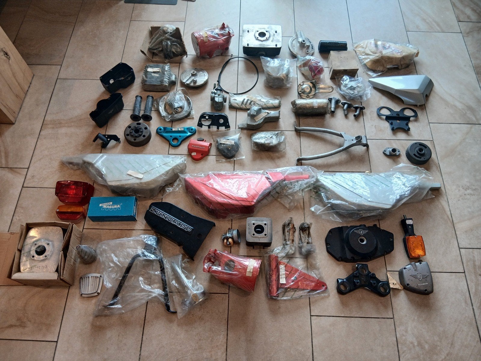 Zundapp Onderdelen NOS Nieuwe 517 518 520 521 530 529 540, Motoren, Accessoires | Onderhoudsmiddelen, Ophalen of Verzenden