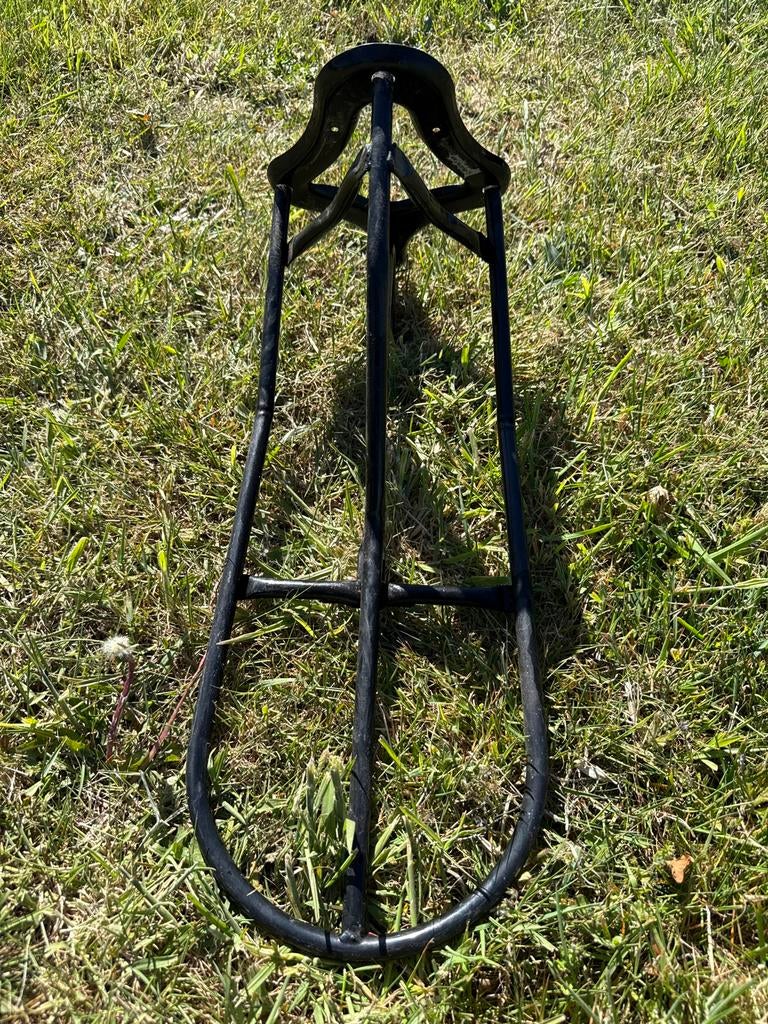 Zwart metalen zadelrek voor paardrijzadel, Ophalen, Gebruikt