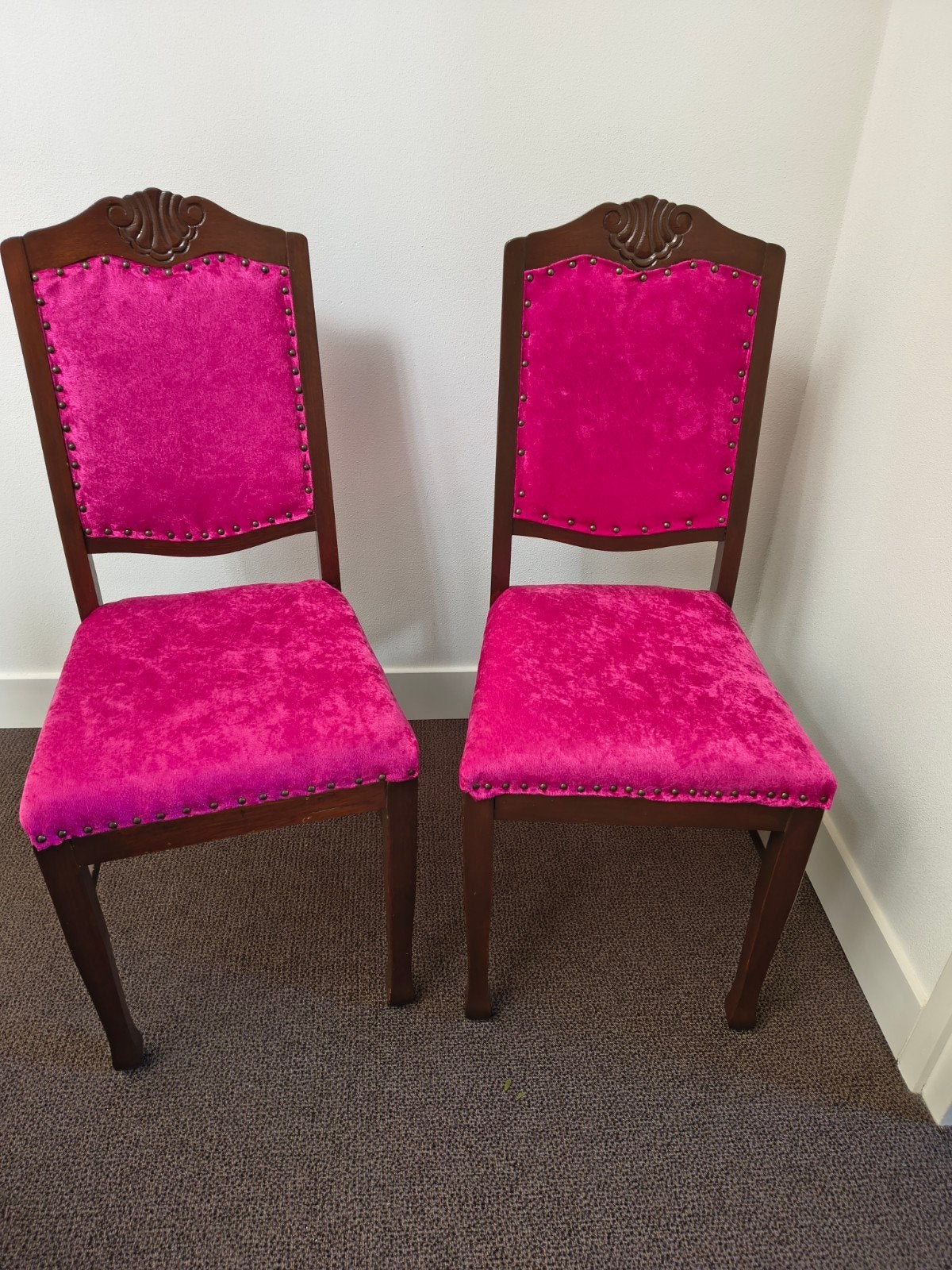 2 stoelen met leuk detail in rugleuning, fuchsia velvet stof, Ophalen, Gebruikt, Twee, Overige kleuren