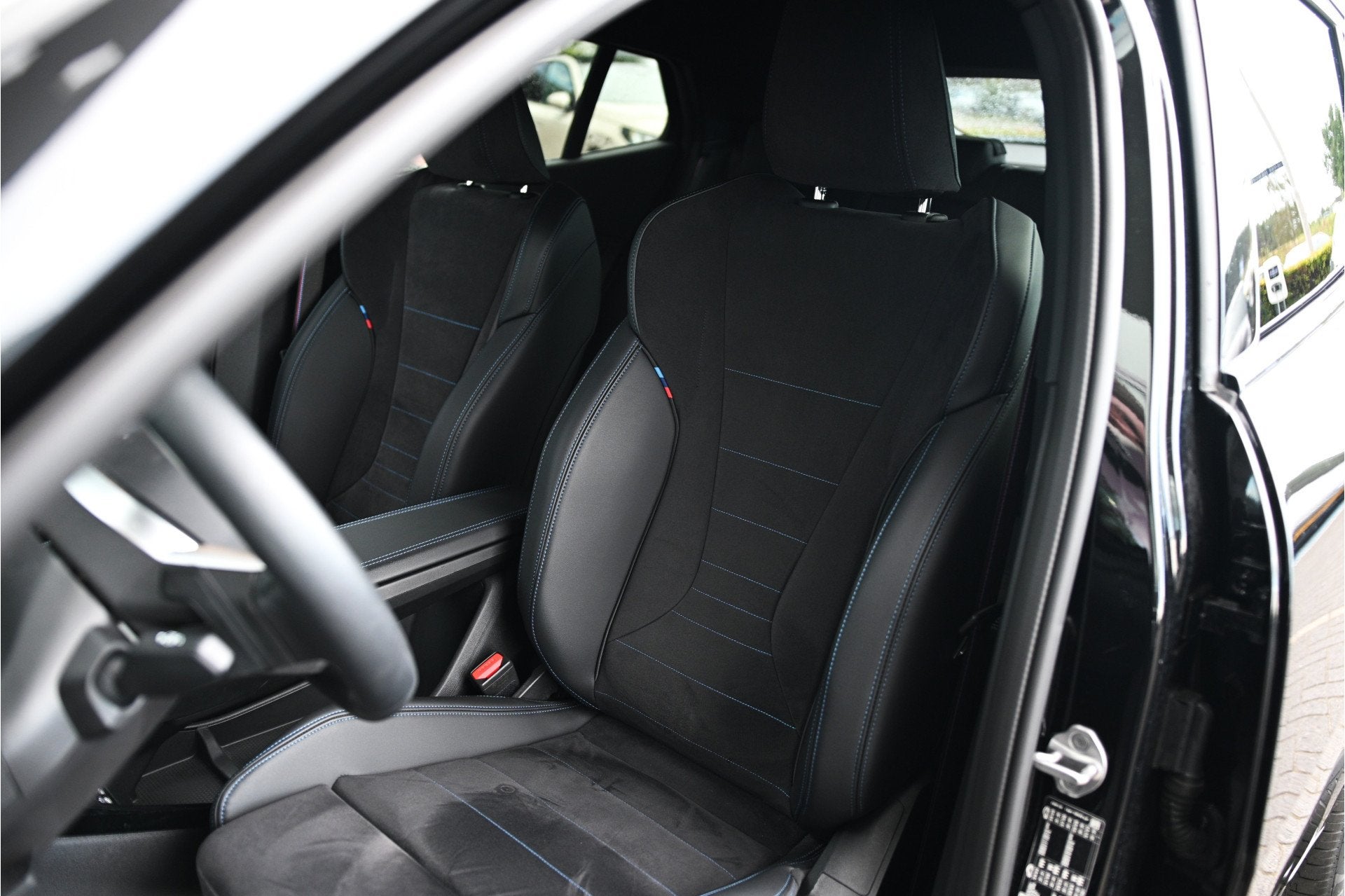 BMW iX2 eDrive20 M Sport / Sportstoelen / Comfort Access / A, Auto's, Met garantie (alle), 24 min, Zwart, Origineel Nederlands
