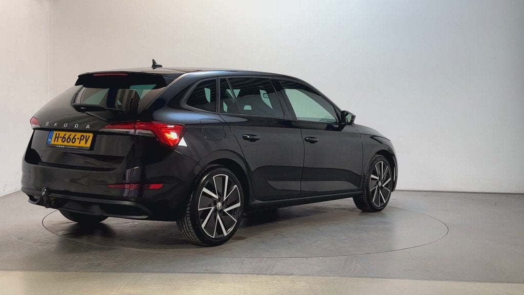 Skoda Scala 1.5 TSI 150pk DSG Sport Business Stoelverwarming, Auto's, Skoda, 4 cilinders, Zwart, Origineel Nederlands, Bedrijf