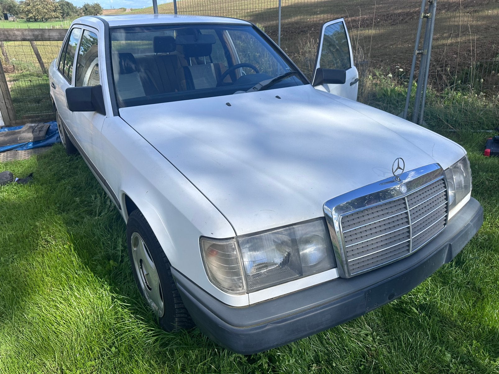 Mercedes-Benz 200e 1987 automaat LEES ADVERTENTIE, Auto's, Automaat, Wit, Mercedes-Benz, Bruin