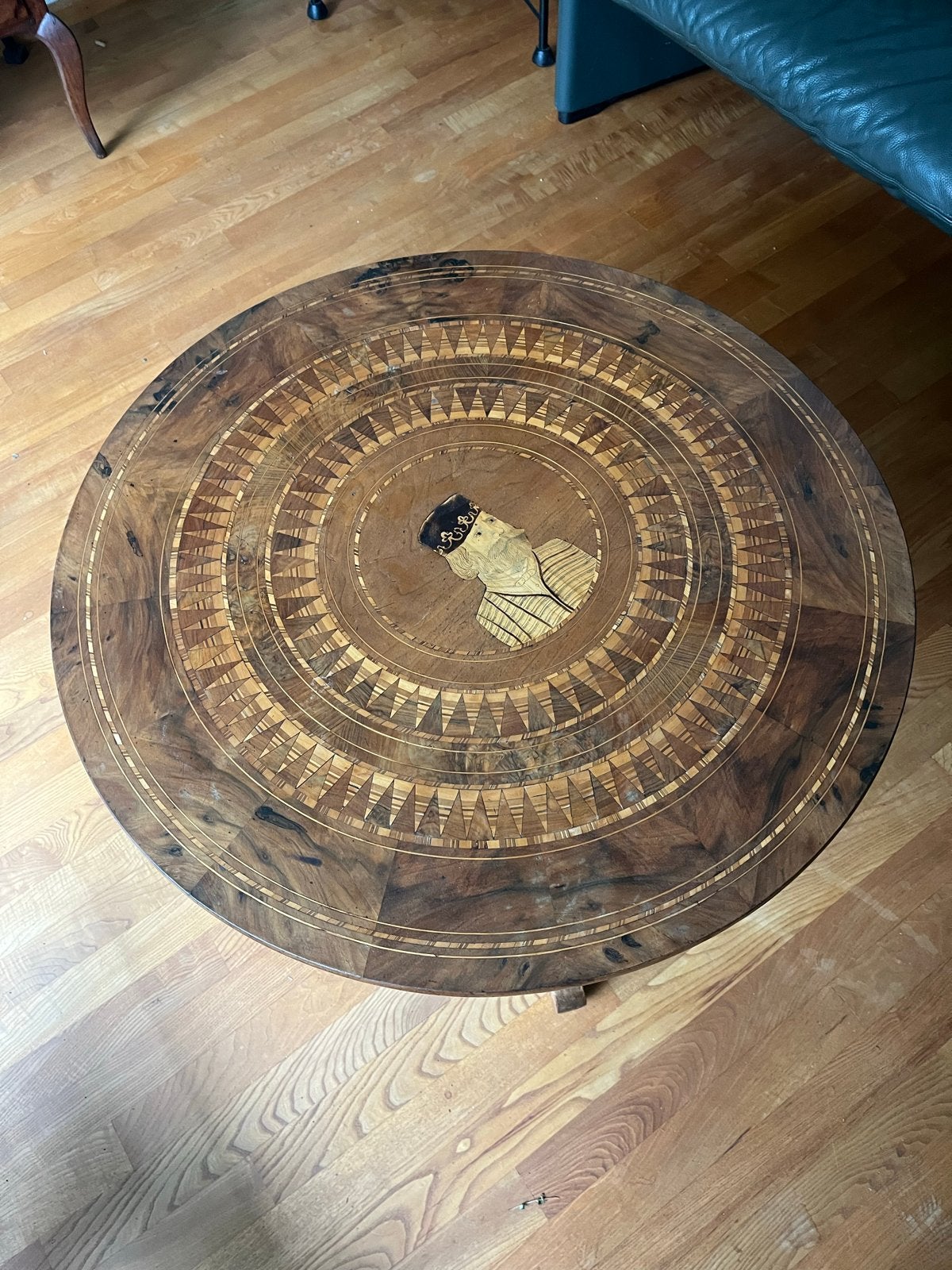 Antieke ronde tafel met marqueterie en portret, Ophalen