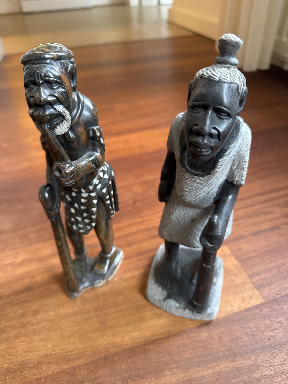 Twee Afrikaanse beelden van steen hoogte 28cm, Steen/keramiek, Afrika, Handgemaakt, Beeld