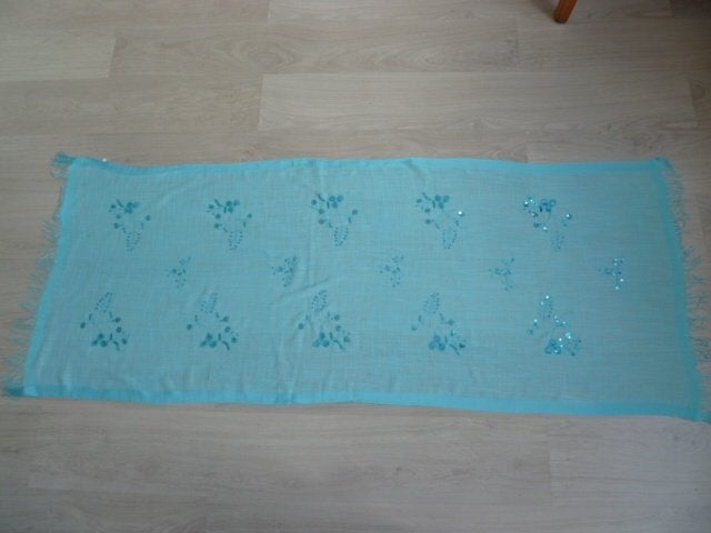 Stola/omslagdoek. Nieuw. Lichtblauw met glitters.  163x66cm, Ophalen of Verzenden, Nieuw, Maat 34 (XS) of kleiner, Sjaal