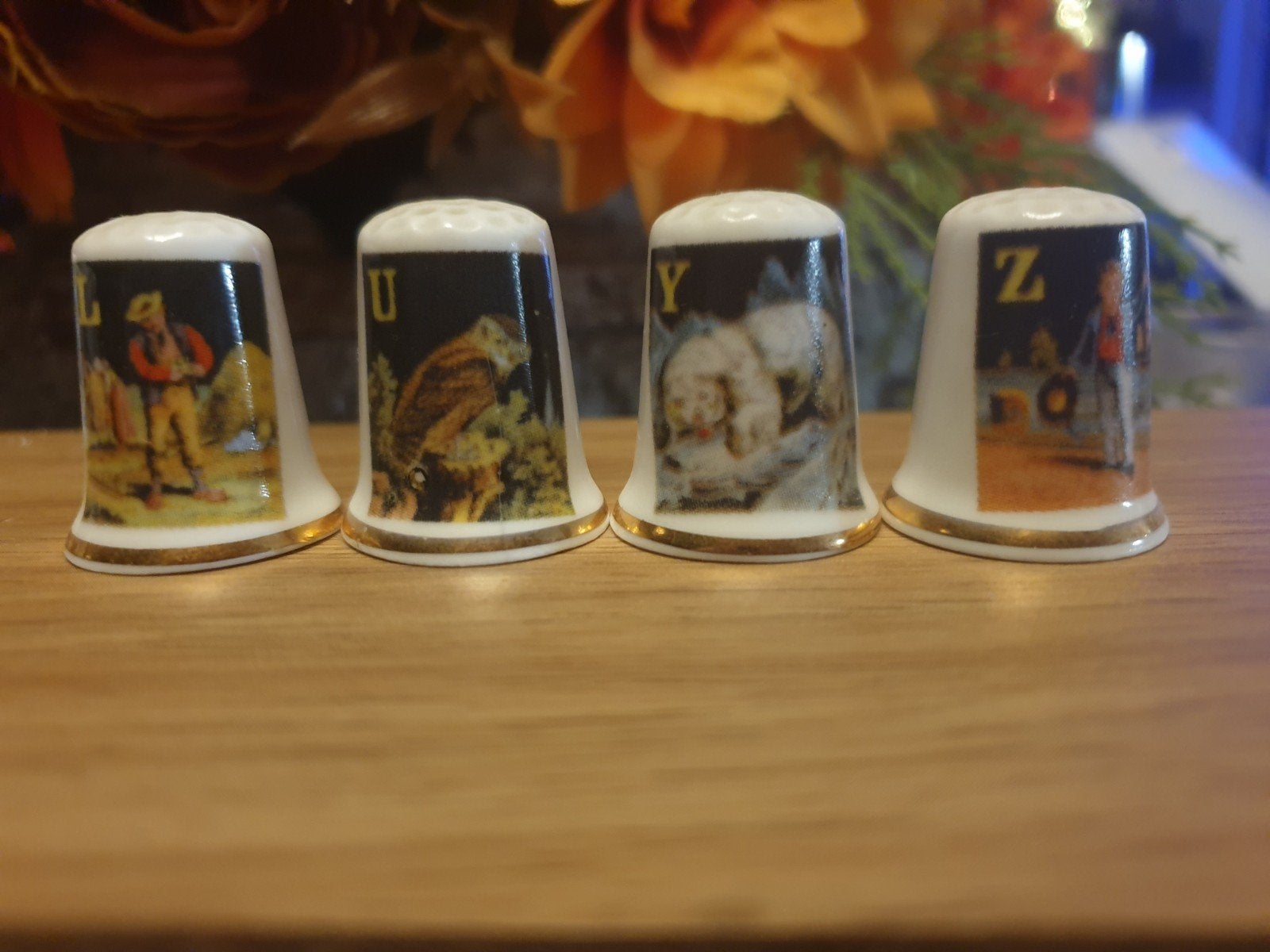 Set van 4 porseleinen vingerhoeden met letters, Ophalen of Verzenden, Zo goed als nieuw