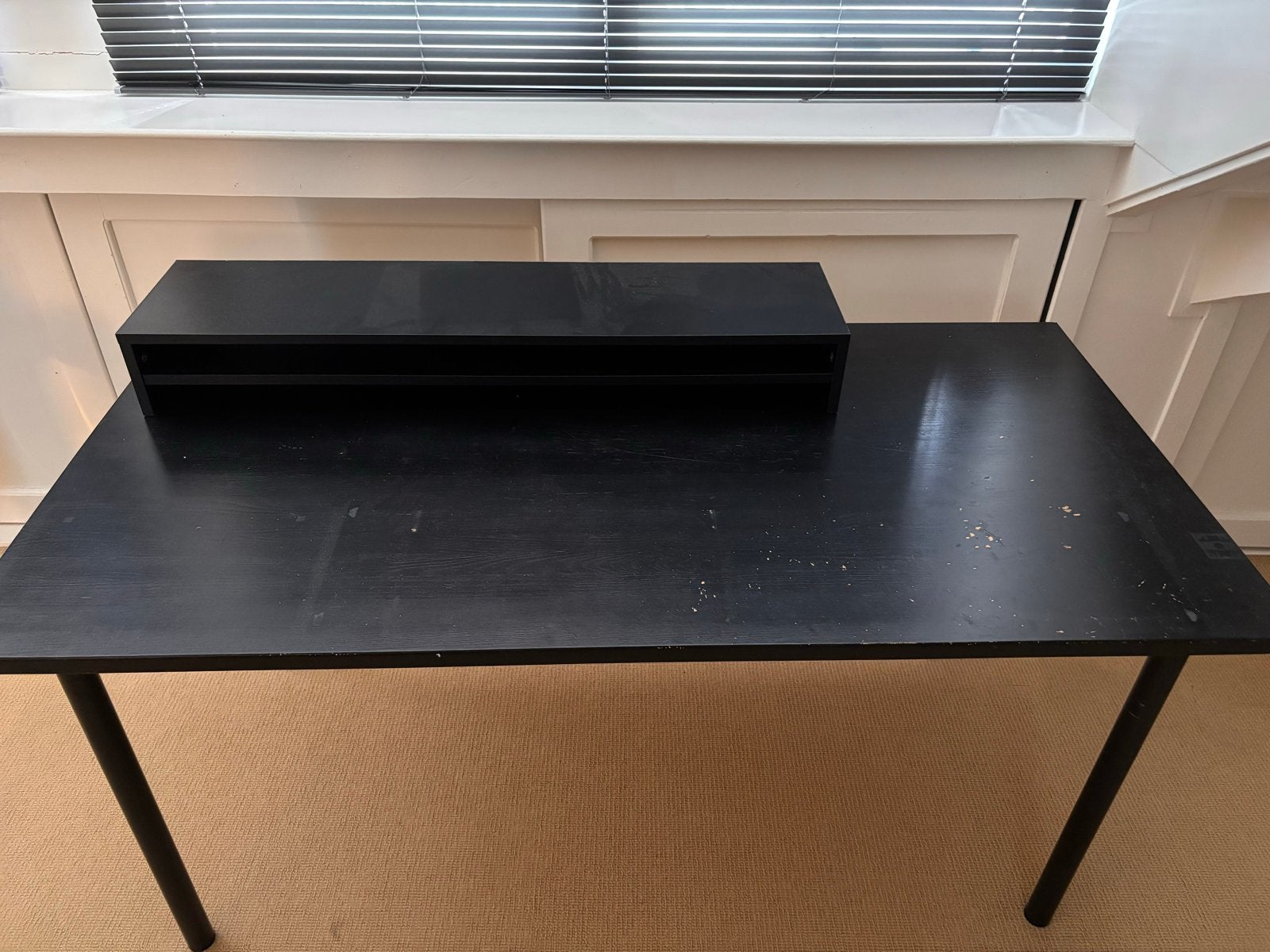 Zwart bureau met losse organizer/beeldscherm verhoger, Huis en Inrichting, Bureaus, Ophalen, Gebruikt, Hout, Computerbureau
