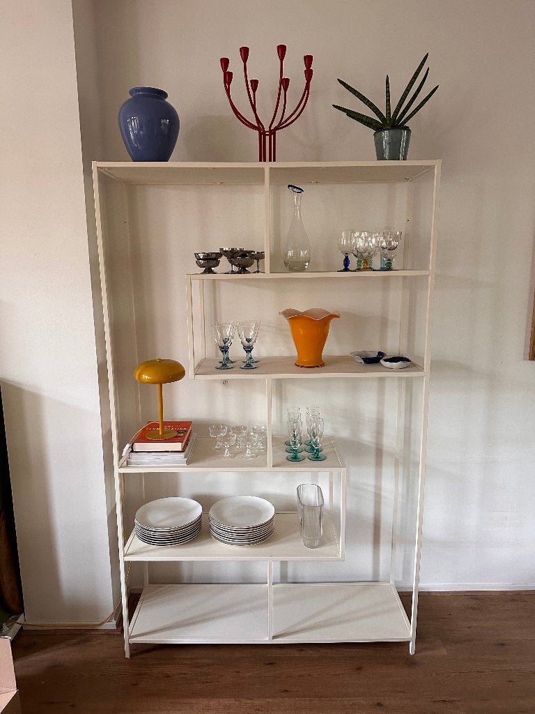 Stijlvolle witte open kast met asymmetrische planken, Ophalen, Zo goed als nieuw, Minder dan 150 cm, 150 tot 200 cm