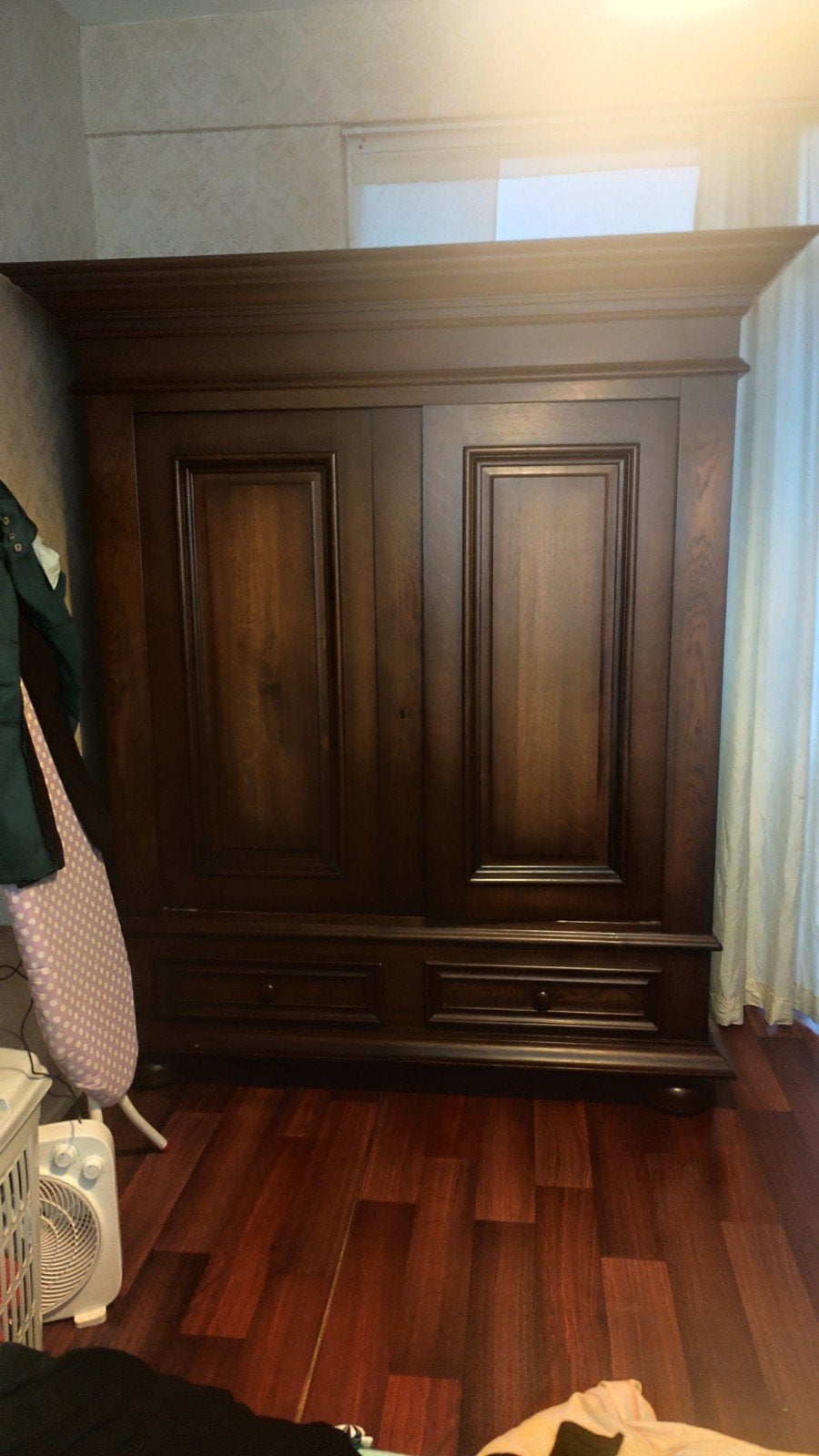 Massief houten kledingkast met 2 deuren en 2 lades, Antiek en Kunst, Ophalen