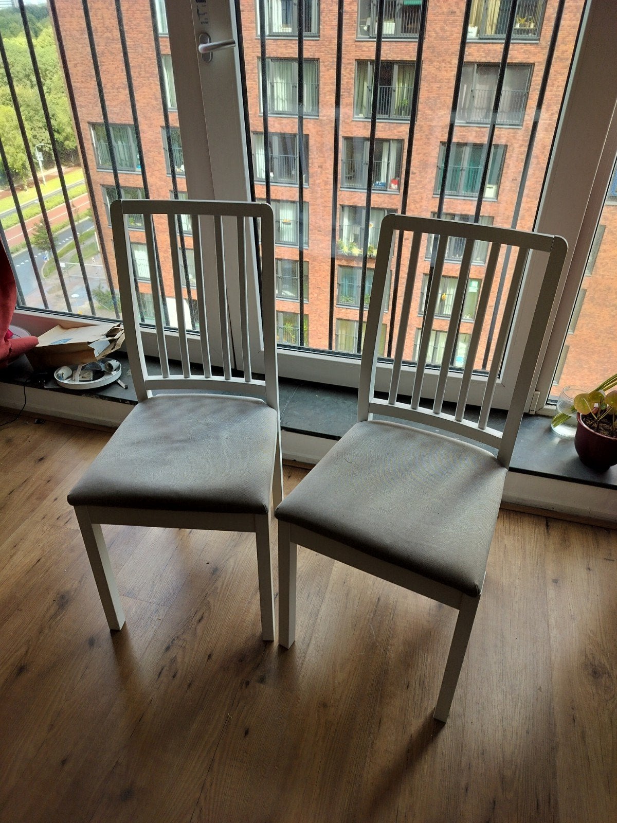 Set van 2 witte eetkamerstoelen met stoffen zitting, Huis en Inrichting, Stoelen, Gebruikt, Twee, Modern, Scandinavisch, Wit