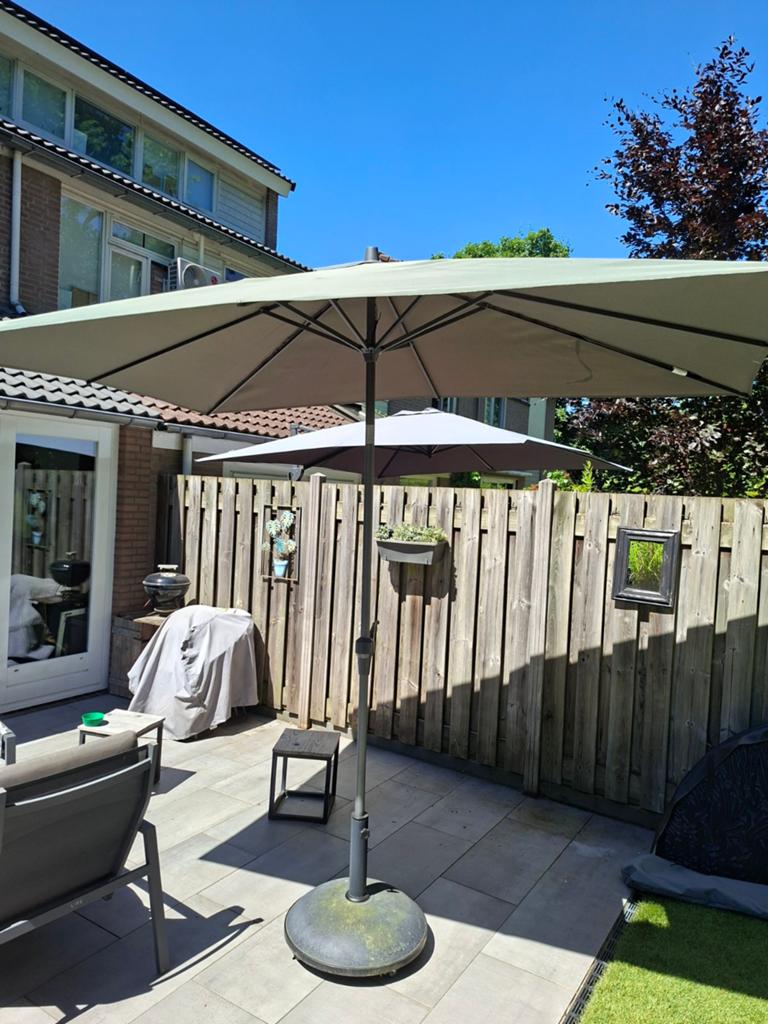 Moderne chique Parasol (rechthoek)  hoes + voet, Ophalen, Verstelbaar, Gebruikt, 2 tot 3 meter