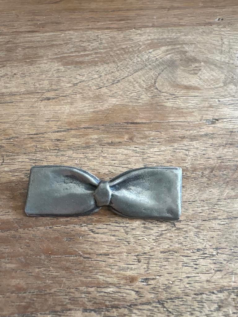 Vintage Tiel Holland Handmade 94% Tin Broche Strik, Sieraden, Tassen en Uiterlijk, Overige materialen, 4 tot 7 cm, Gebruikt, Ophalen of Verzenden