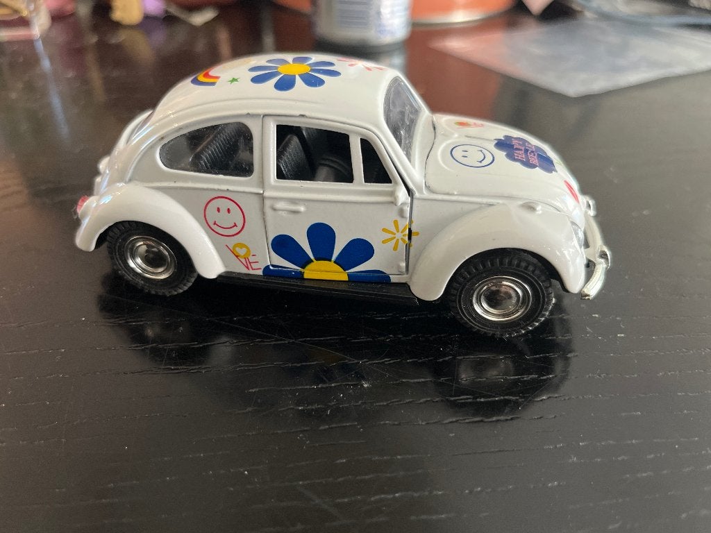 Kinsmart Volkswagen Kever 67 1:32  Peace & Love Flower Power, Hobby en Vrije tijd, Ophalen of Verzenden, Gebruikt, Auto, Overige merken