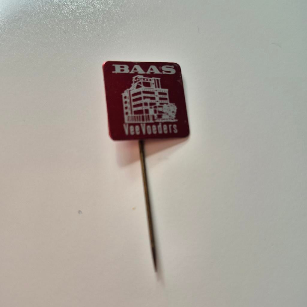 Speldje Baas Veevoeders, Verzamelen, Ophalen of Verzenden, Gebruikt, Overige onderwerpen, Speldje of Pin