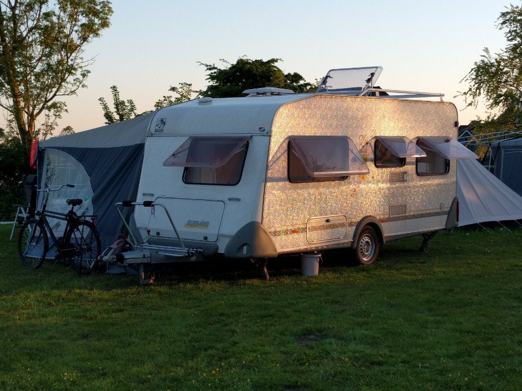 Te huur: Knaus Sudwind TUF 450 – Ruime gezinscaravan, Caravans en Kamperen, Caravans, Ringverwarming, Rondzit, Frans bed, Particulier