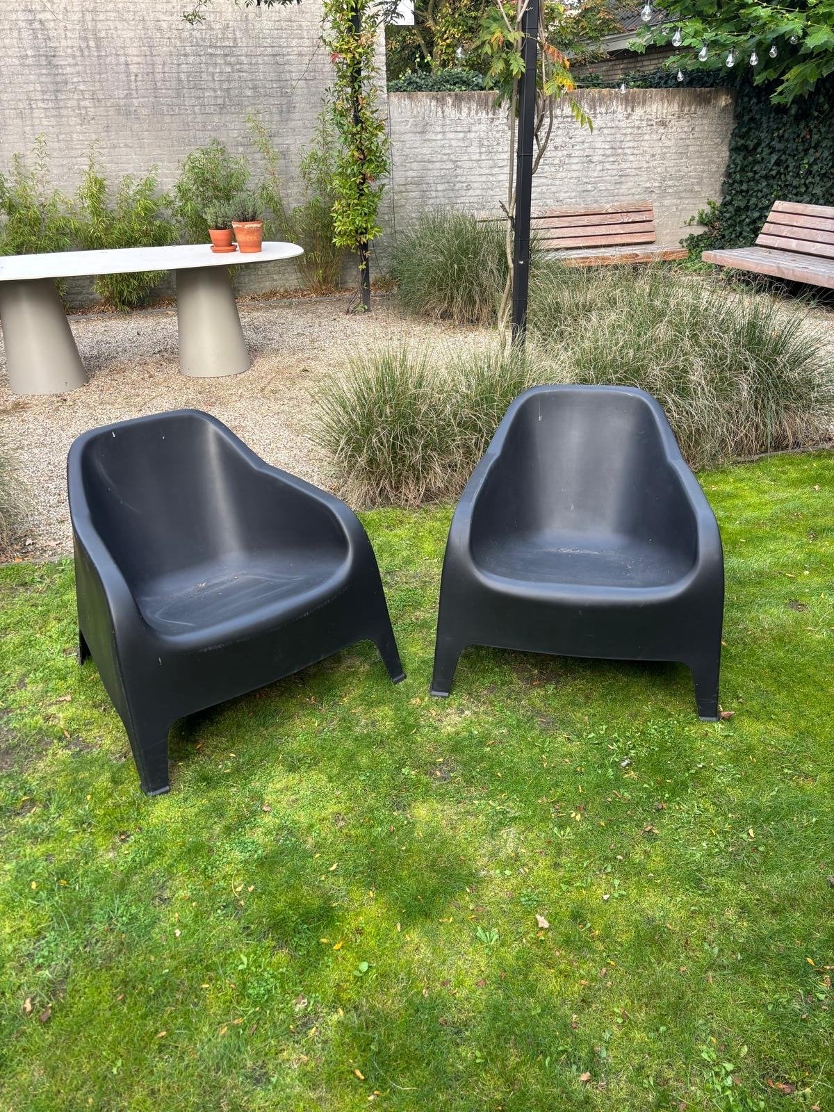 2 zwarte IKEA SKARPÖ kunststof tuinstoelen, Ophalen, Zo goed als nieuw, Kunststof
