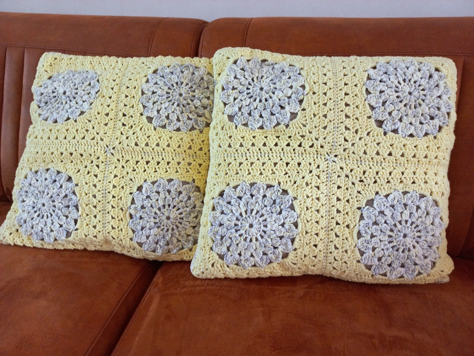 2 stuks handgemaakt gehaakt kussen, granny, geel 40 x 40 cm, Meerkleurig, Vierkant, Nieuw, Ophalen of Verzenden